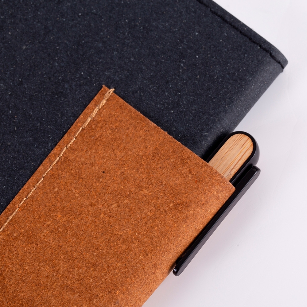 Caderno de anotações em couro reciclado com porta canetas