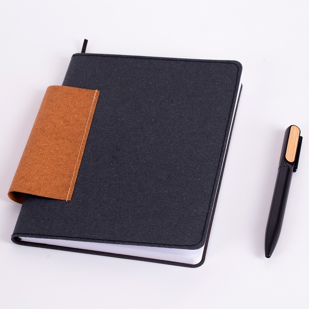 Caderno de anotações em couro reciclado com porta canetas